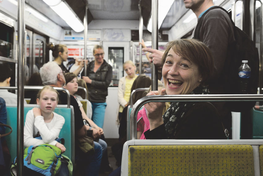 Blick in eine Straßenbahn mit einer lachenden Frau